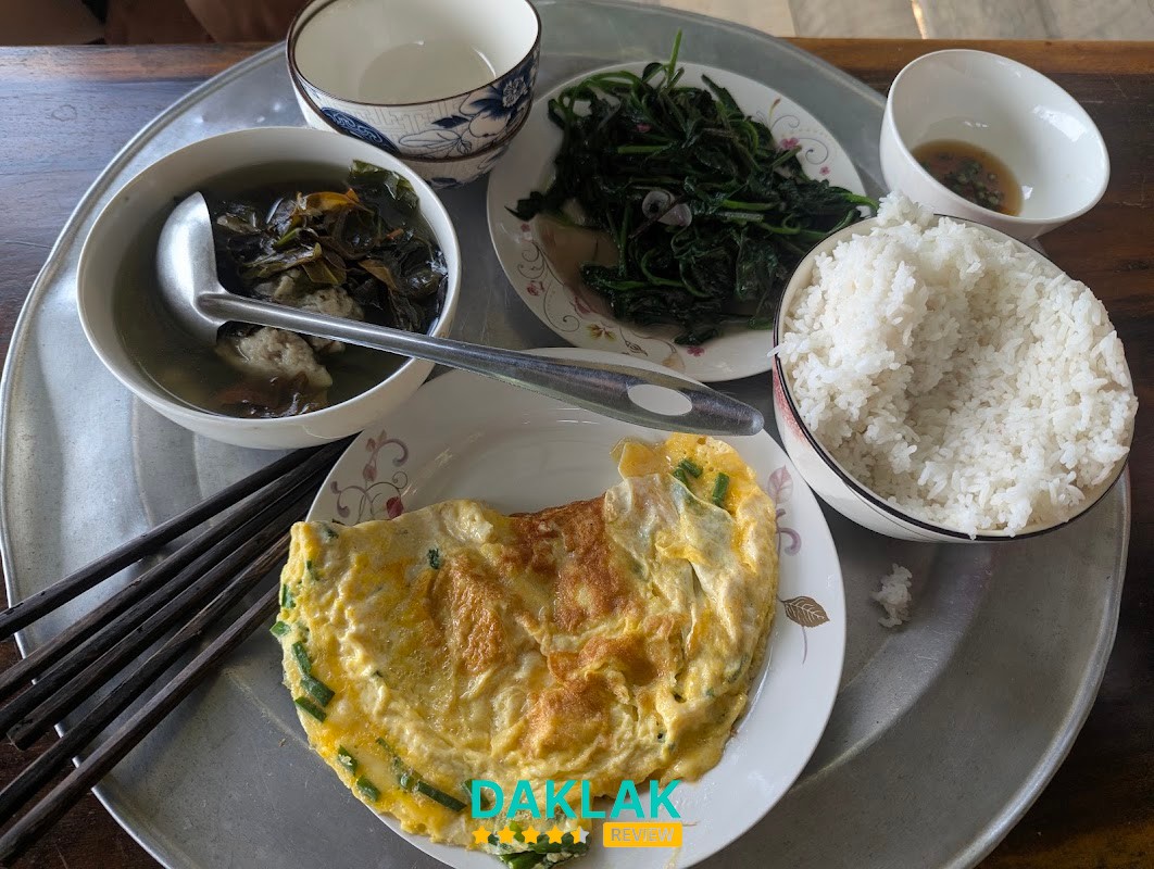 Không gian ven hồ tại Bạn Hữu Đường xa