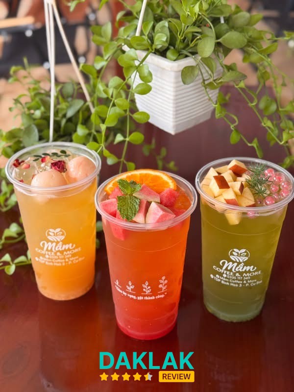 Các ly nước nhiều màu tại Mầm Coffee & More