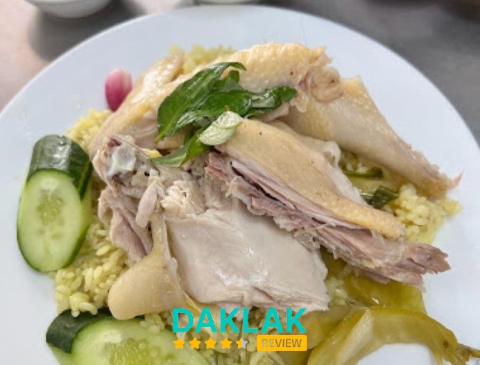 Phần cơm gà tại Quán Cơm Gà Ta em và tôi