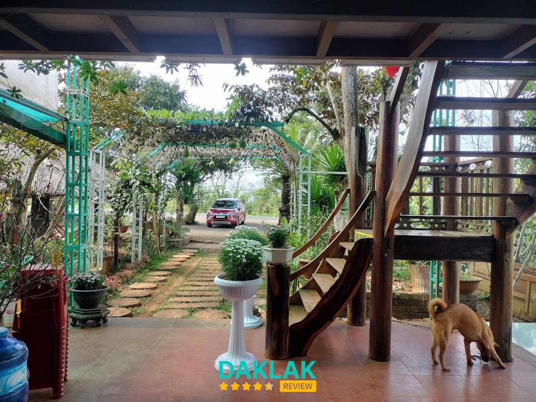 Khuôn viên Quán Cơm Gà Ta em và tôi tại Cư Bao