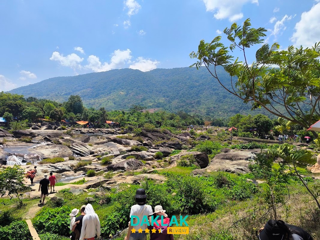 Dòng nước trong mát tại Suối Thanh Niên