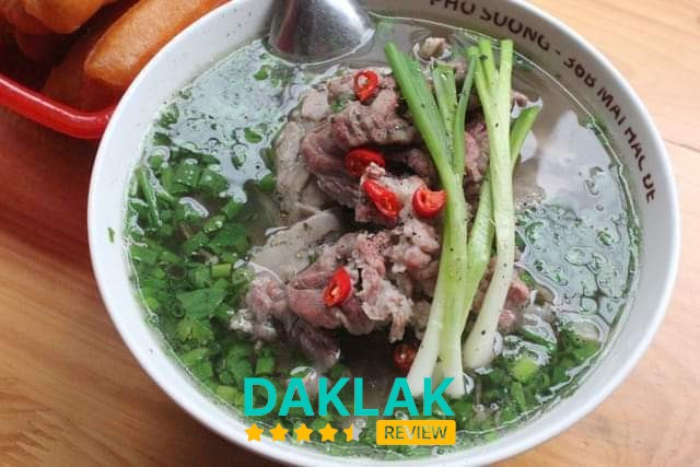 Không gian và món ăn tại Phở gia truyền Hà Nội Hòa Phú