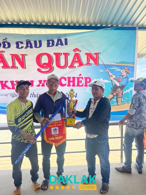 Khu vực câu cá tại Hồ câu Quán Quân