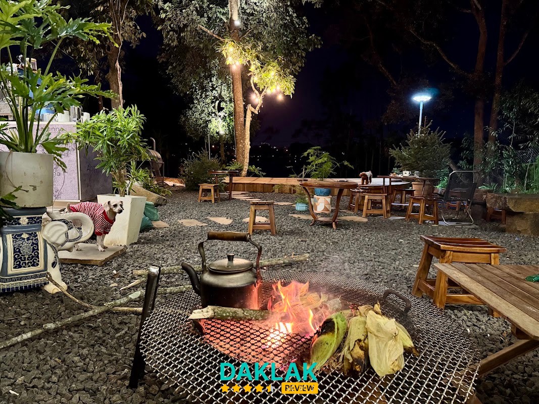 Không gian ven hồ tại Antenna Glamping Tân Lập