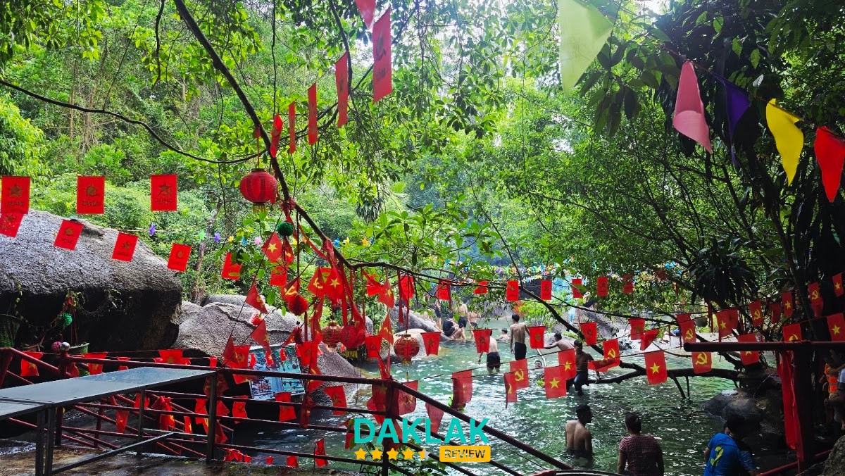 Hồ nước tự nhiên tại Suối Lạnh