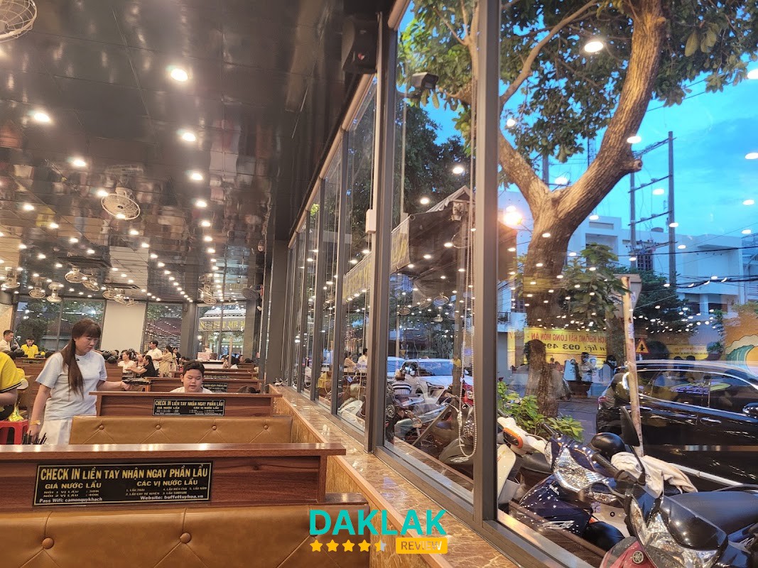 Không gian và món ăn tại Buffet Hải Sản Tuy Hoà Mr Mộc