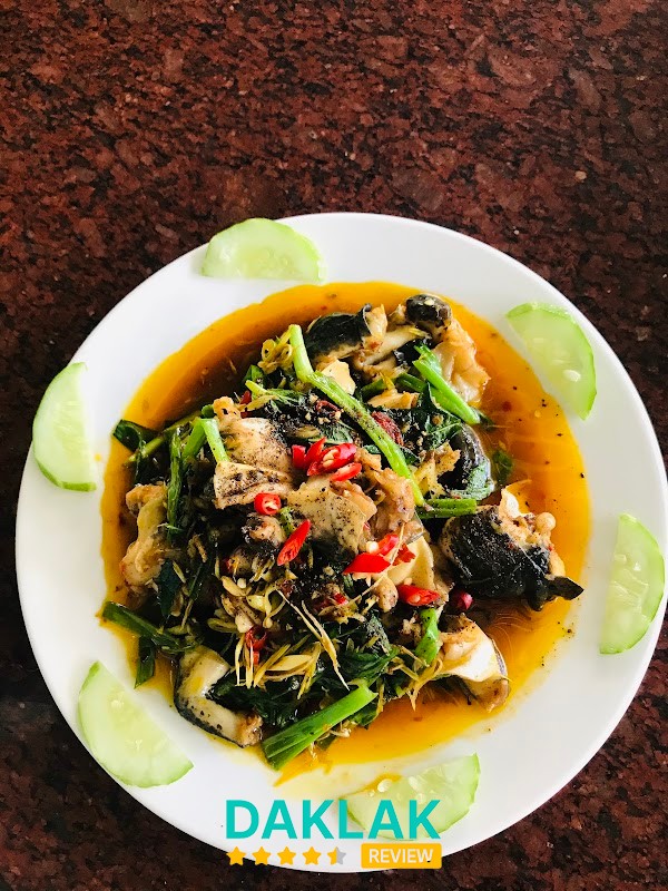 Không gian cây xanh tại Quán Nhậu Hoa Súng
