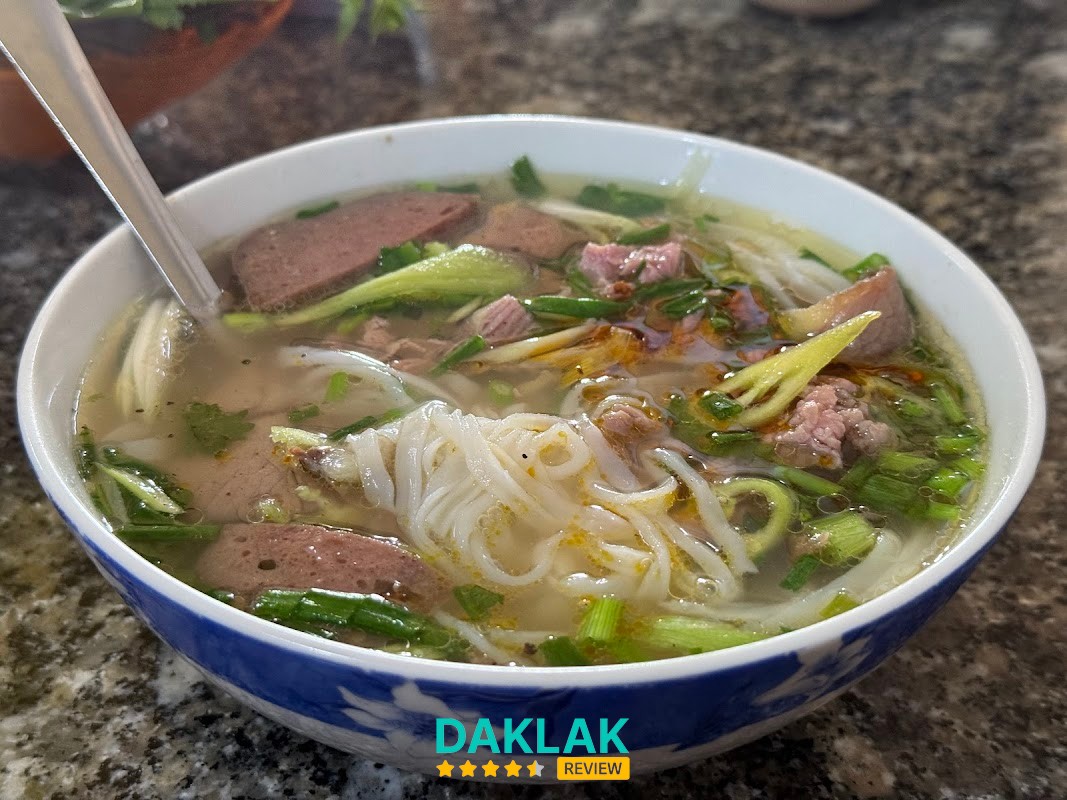 Không gian và món ăn tại phở thìn Tân Lập