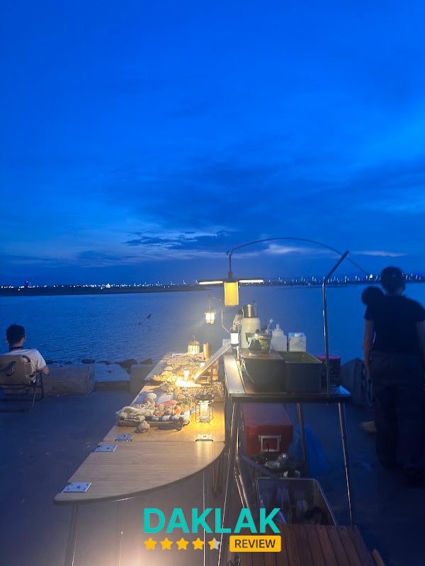 Wanderlust Cafe gần bờ kè phường Phú Yên