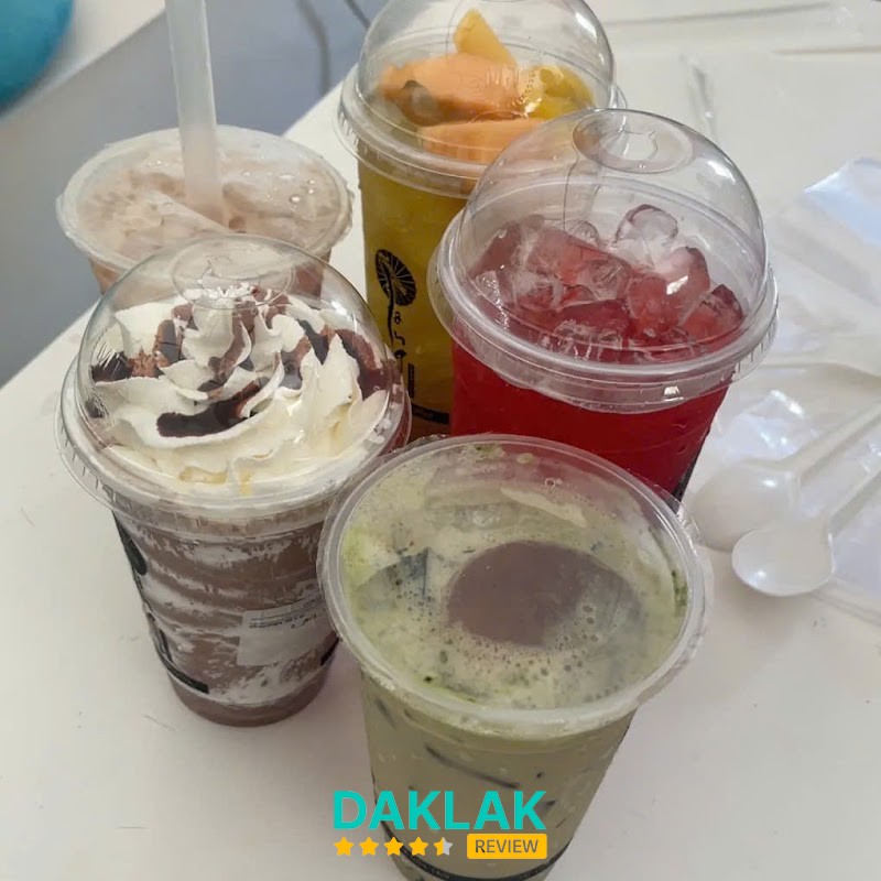 Không gian và hoa tại ECAME COFFEE