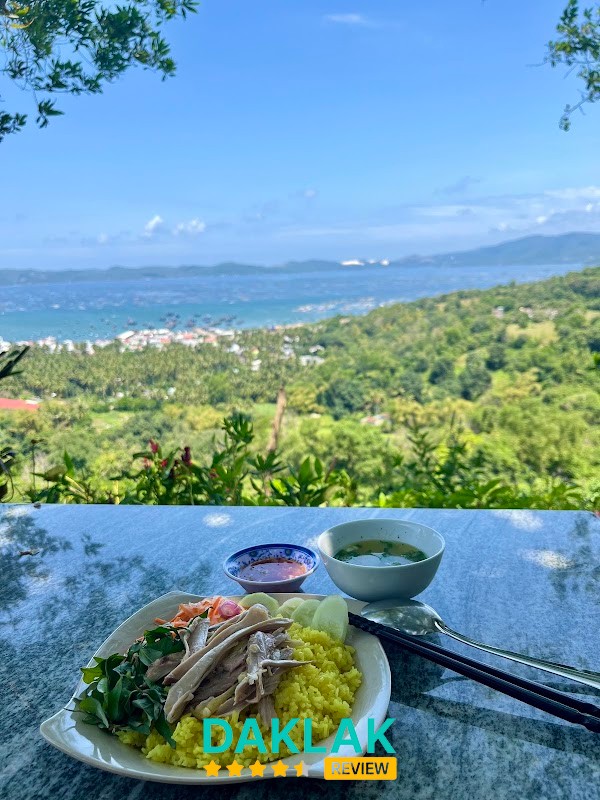 Võng nghỉ và view vịnh tại Cafe Gió Biển