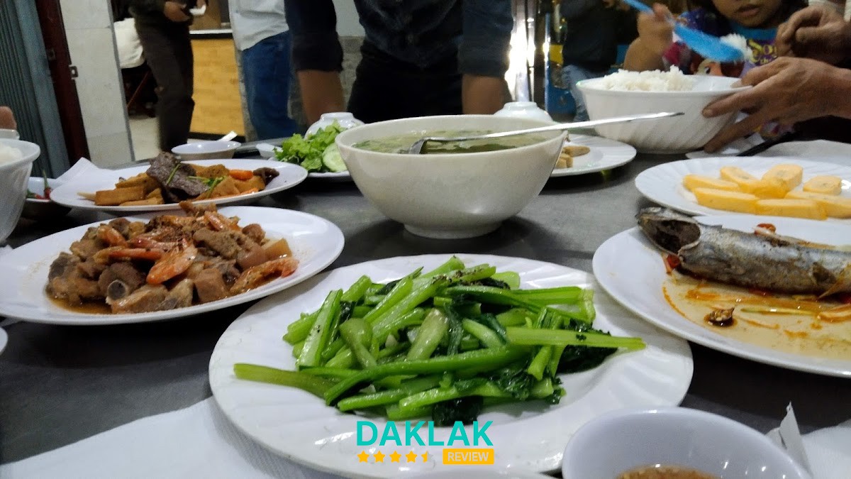 Món cơm tại Quán Cơm Quê Hương