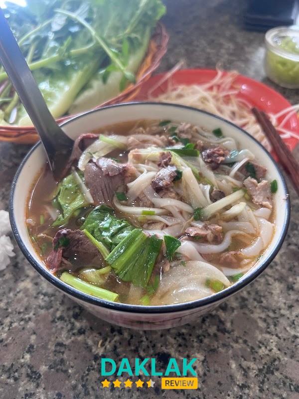 Không gian và món ăn tại Phở Thìn Ea Kao