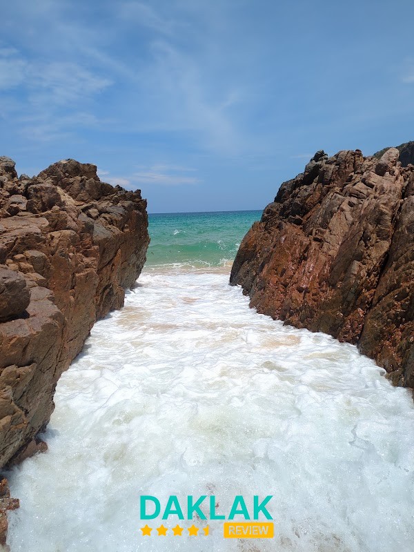 Cảnh biển hoang sơ tại Bãi Ôm