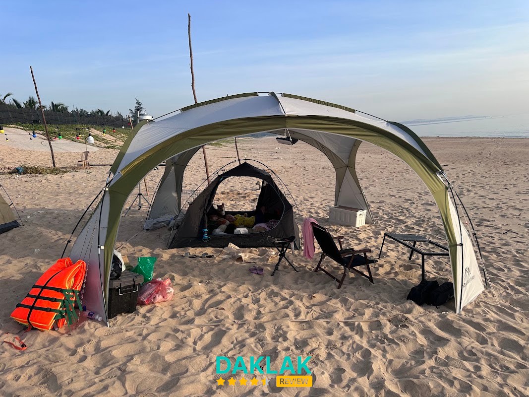 Bãi cát tại Camping biển Bình Kiến