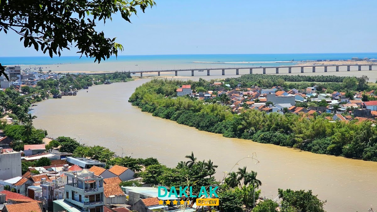 Góc check-in tại Tháp Nhạn