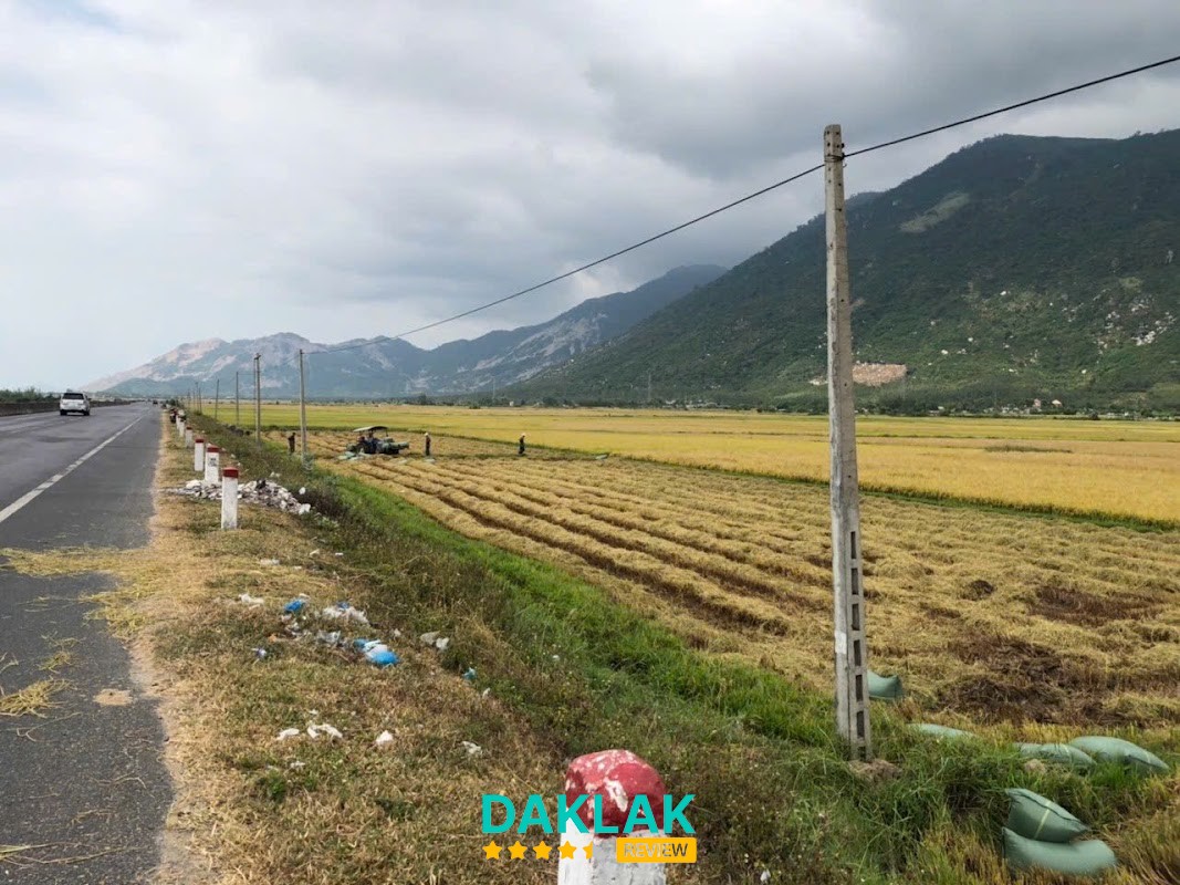 Cảnh quan cung đường giáp Phú Yên Khánh Hòa