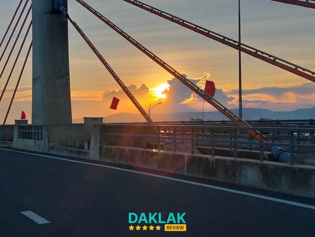 Không gian quanh cầu vượt Phú Lâm