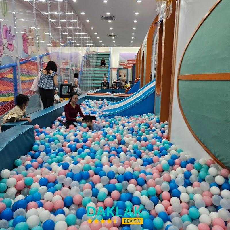 Khu cầu trượt tại SKY KIDS Buôn Ma Thuột