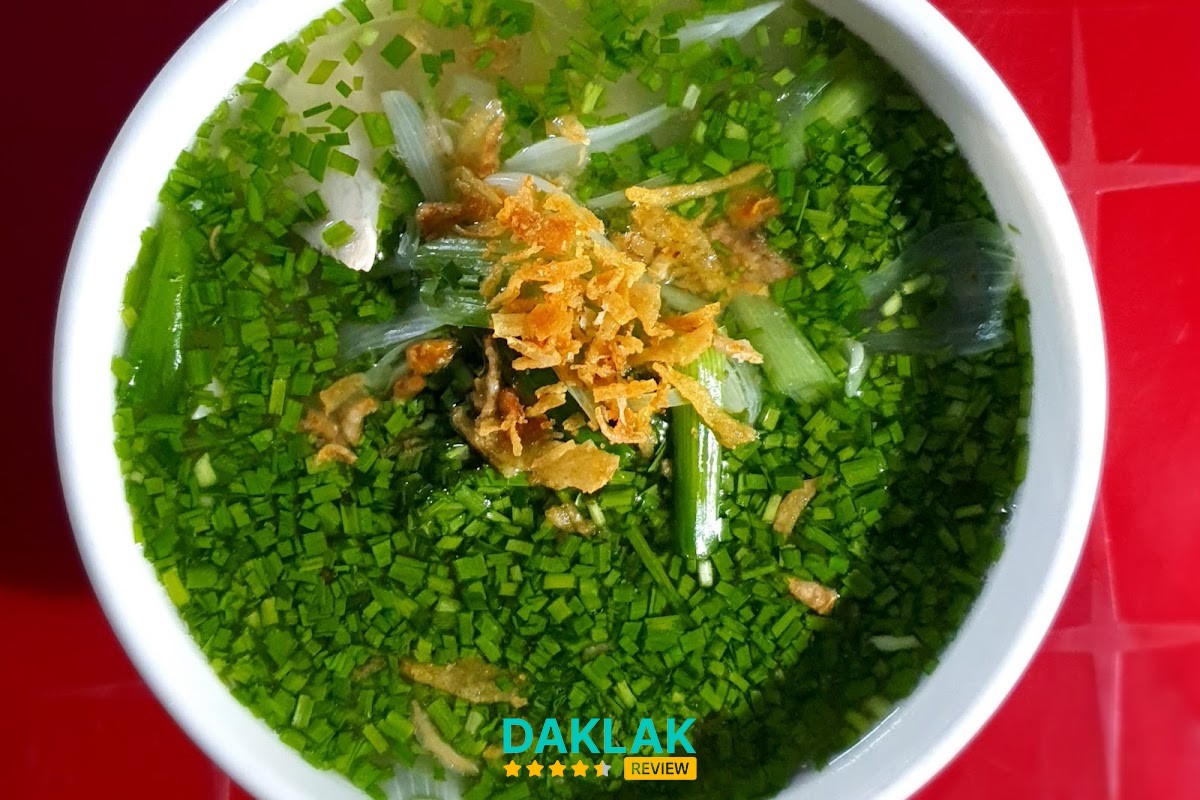 Cá và topping tại Bánh Canh Hẹ Bé Bông Tuy Hòa