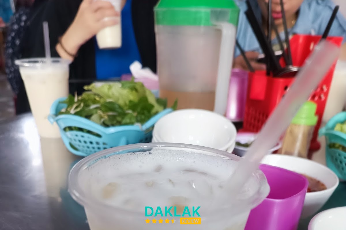 Cháo lòng và món ăn tại Quán Yến