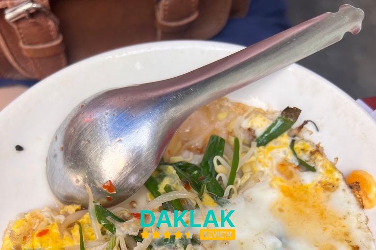Bánh xèo cùng rau và nước chấm tại cô Chi