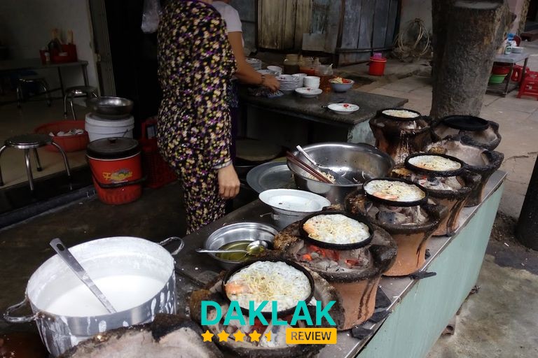 Bánh xèo cùng nước chấm tại Lê Thánh Tôn