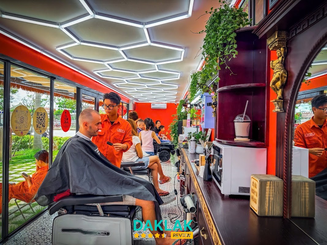 Không gian Đông Tây Barbershop