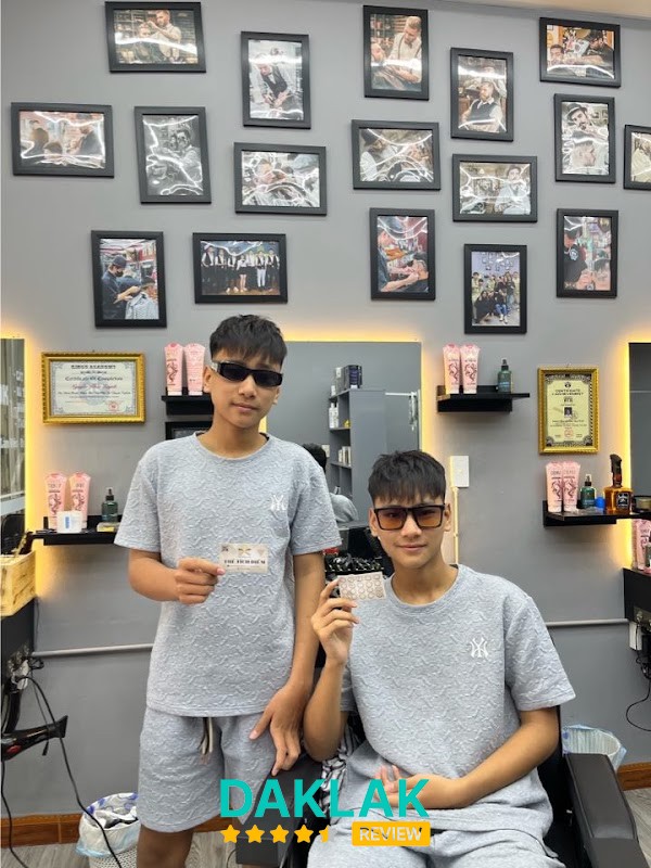 Cắt tóc tại Chú Quỳnh Barber Shop