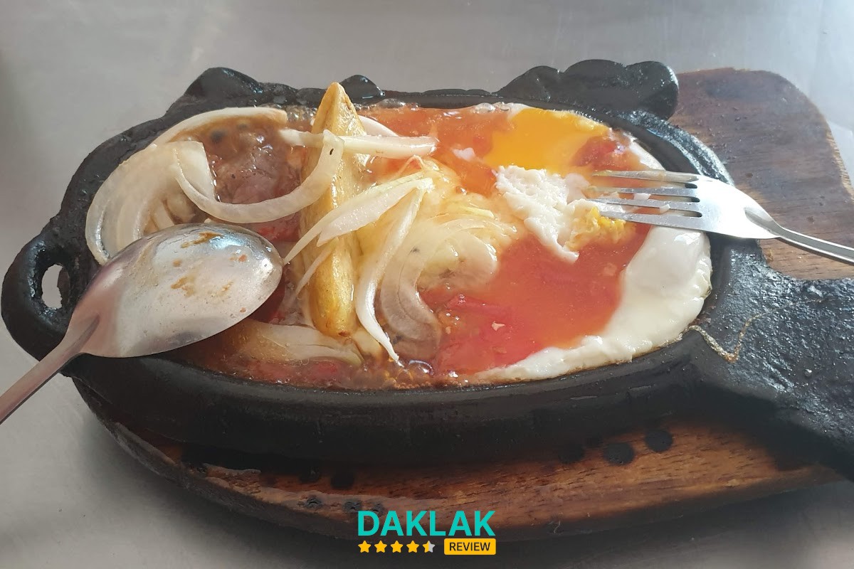 Thịt bò trứng và bánh mì tại Quán Bò Né Tuy Hòa