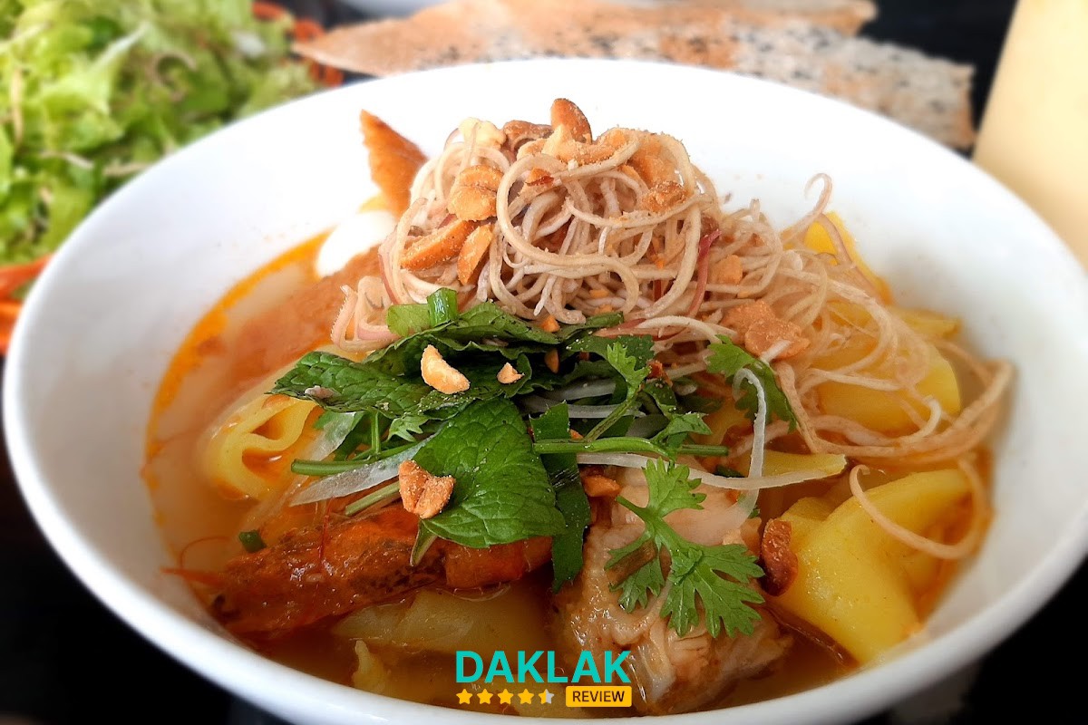 Không gian Bún Cá Đất Phú