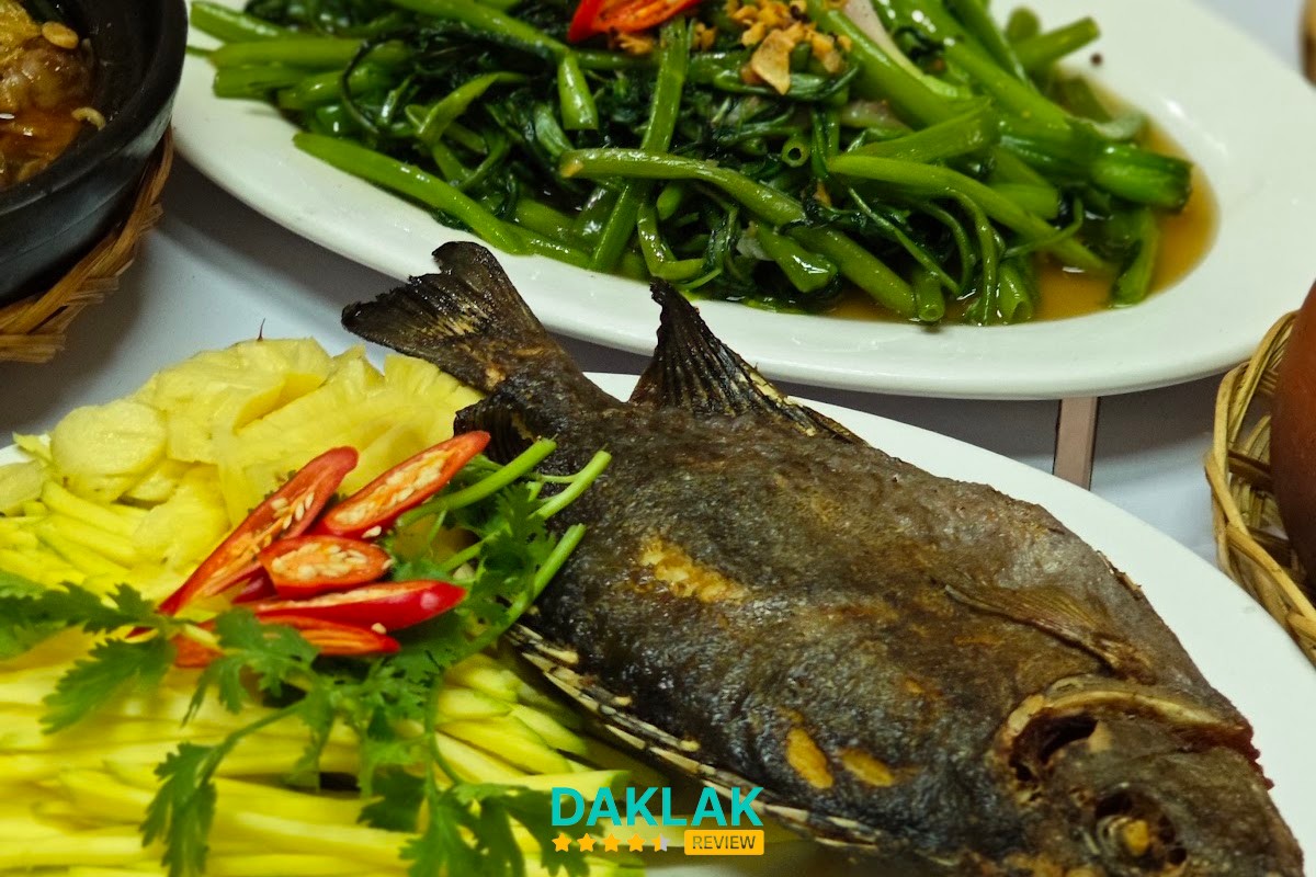 Cá ngừ và topping tại quán bún cá ngừ kho cay
