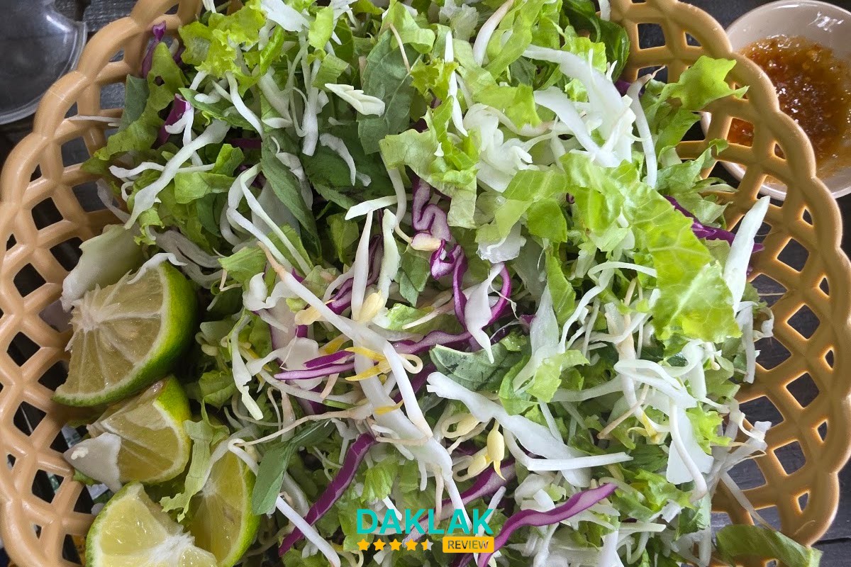 Cá và topping tại Bún Cá Phú Gia Tuy Hòa