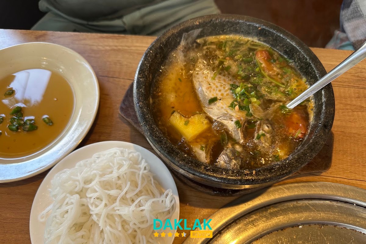 Cá sứa và topping tại Bún Cá Tuy Hòa