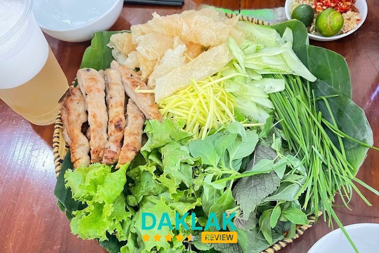 Bún đậu và món ăn tại Kenna Quán