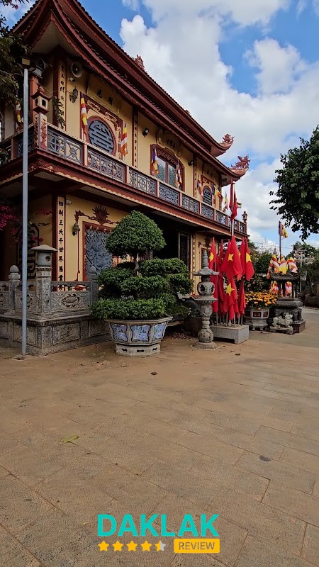 Khuôn viên Chùa Phổ Minh