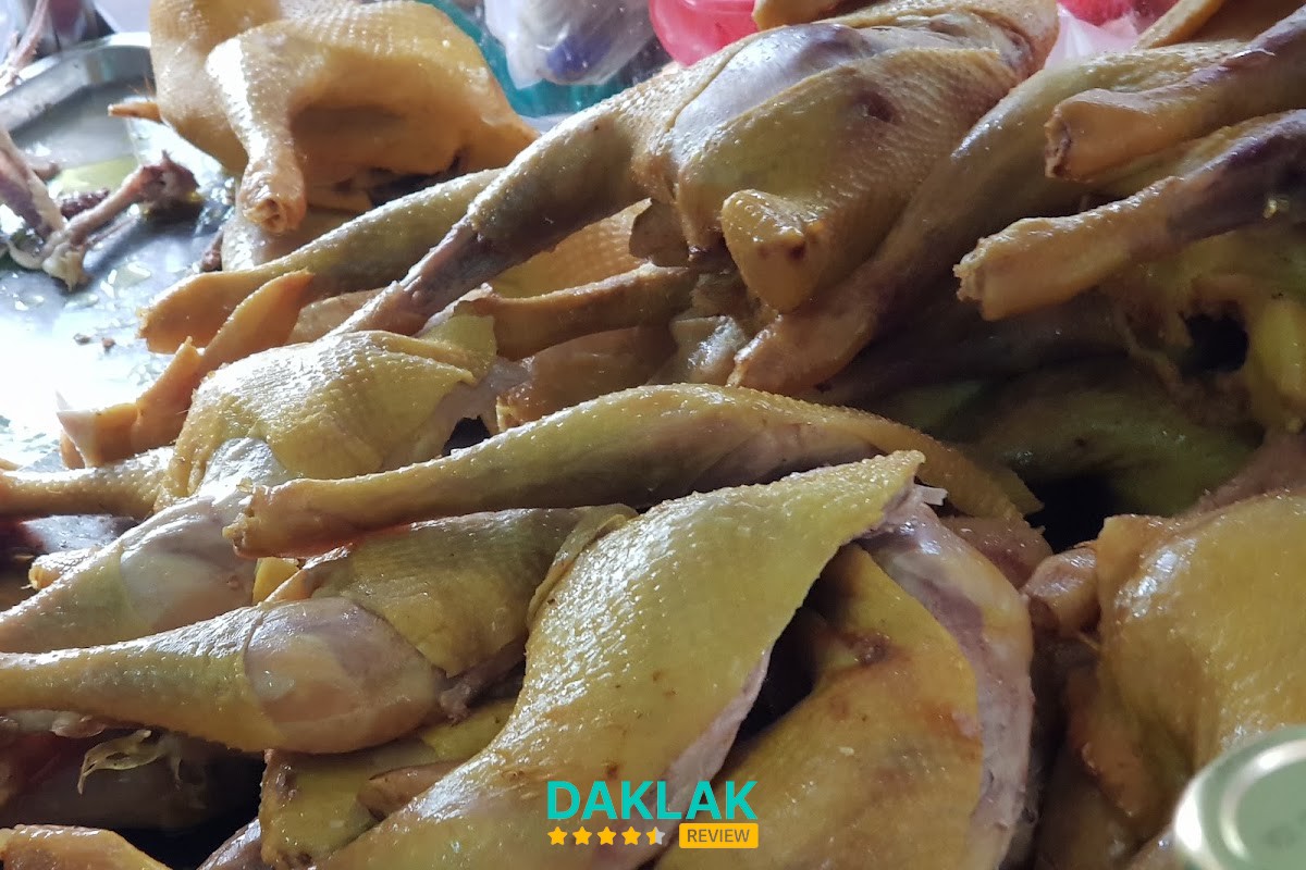 Cơm và thịt gà tại Cơm Gà Tuyết Nhung