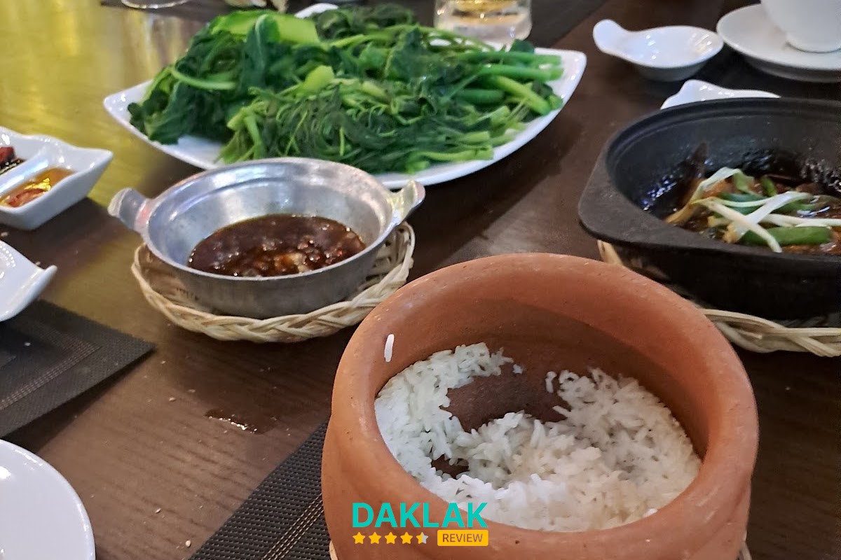 Không gian Nhà Hàng Hoa Vàng Cơm Niêu