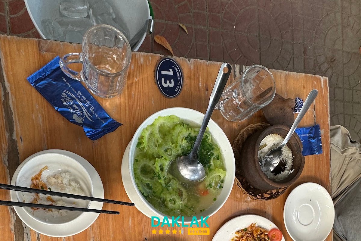 Món cơm niêu tại Hoa Biển Phú Yên