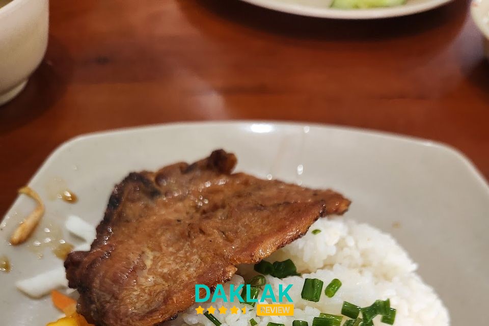 Sườn và topping tại Cơm Tấm CÔ BA SÀI GÒN