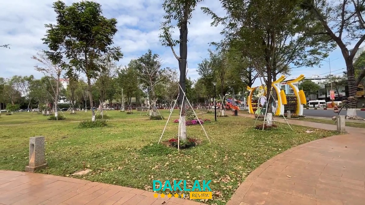 Lối đi tại Công viên Buôn Ma Thuột