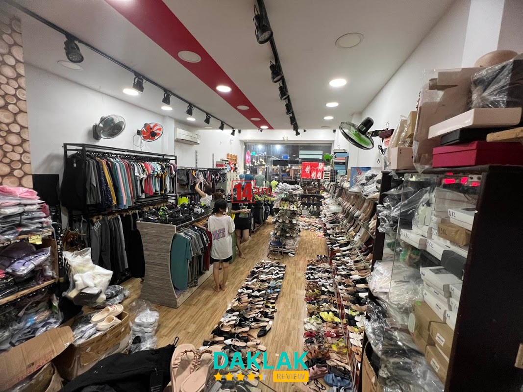 Đồ tập và giày tại 14AM Boutique