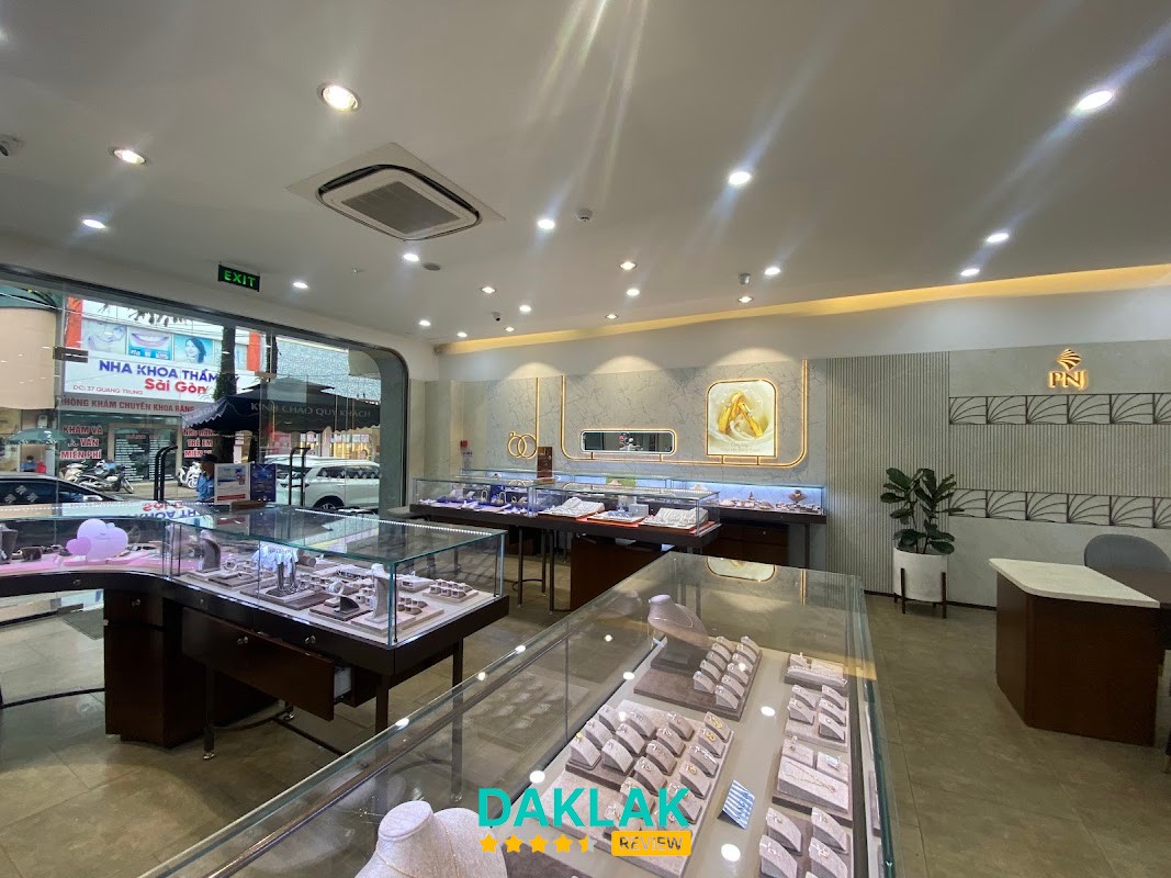 Trang sức tại PNJ Center Quang Trung
