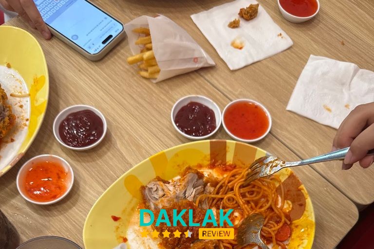 Gà rán tại Jollibee Co.opmart Tuy Hòa