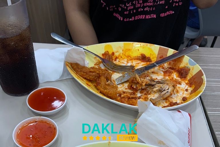 Combo gà và món ăn kèm tại Jollibee Co.opmart Tuy Hòa