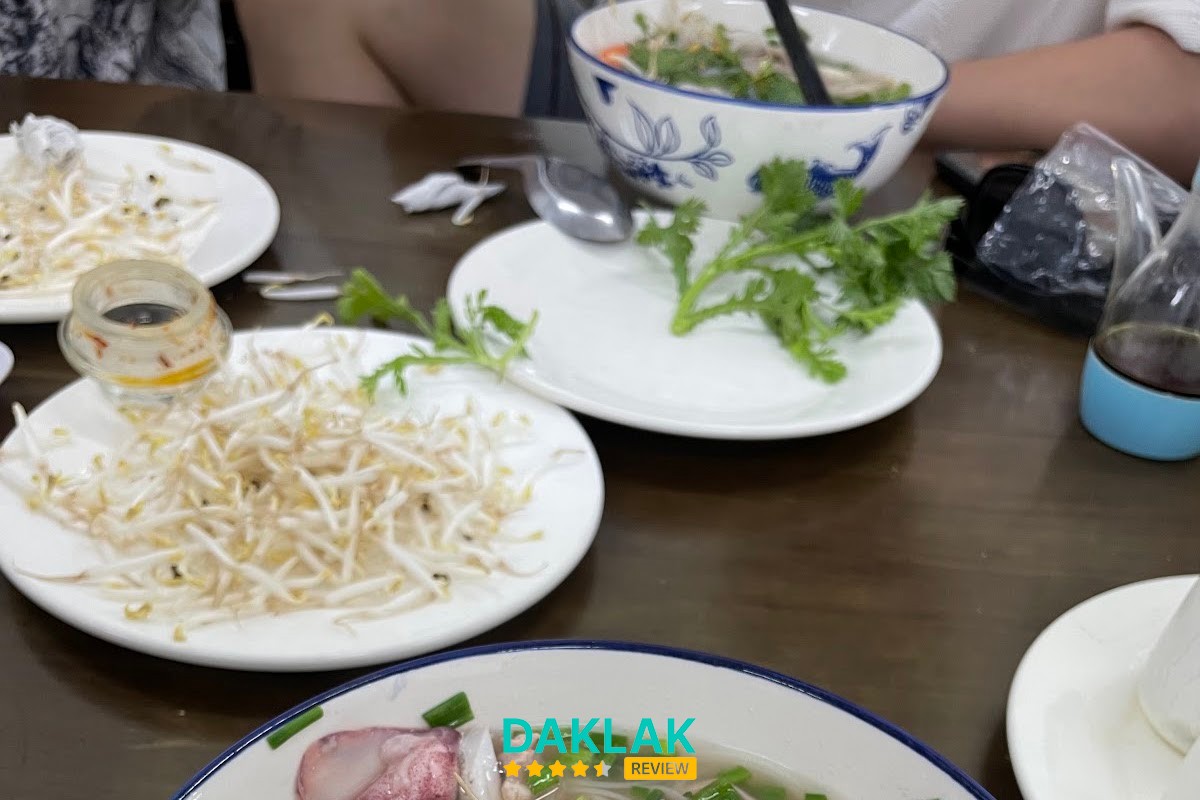 Mực và topping tại Hủ Tiếu Mực Băng Tâm Tuy Hòa
