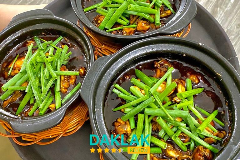 Kem bơ dừa và món ăn tại Quán Ông Tồ