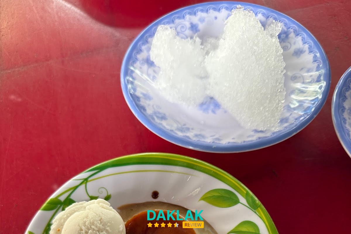 Kem và bánh flan tại Kem Nhãn Dừa Tuy Hòa
