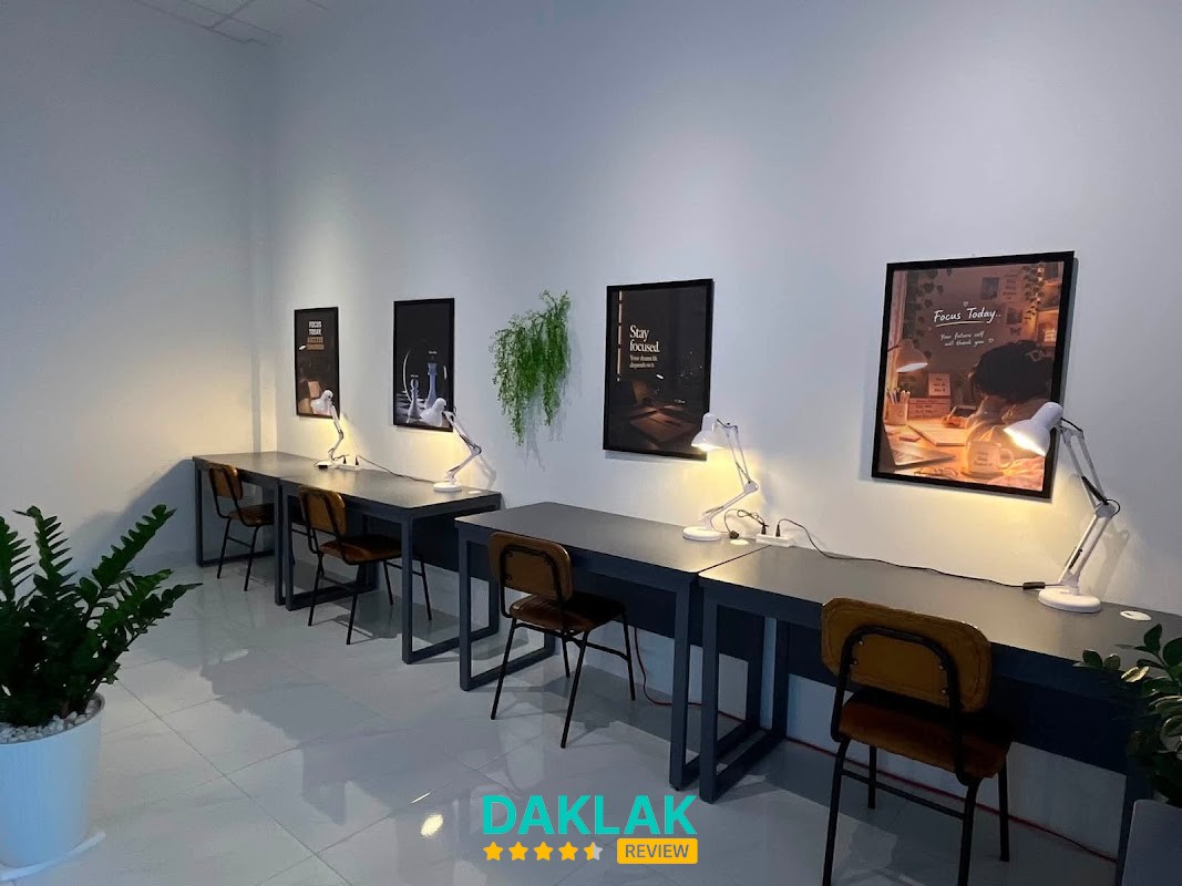 Chỗ ngồi học và làm việc tại BMT SPACE