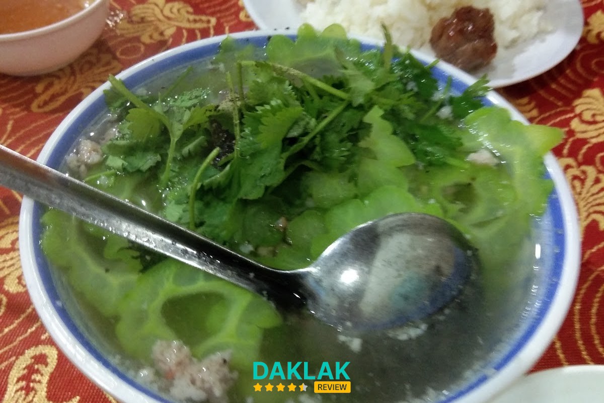 Không gian nhà vườn Quán Cơm Sài Gòn